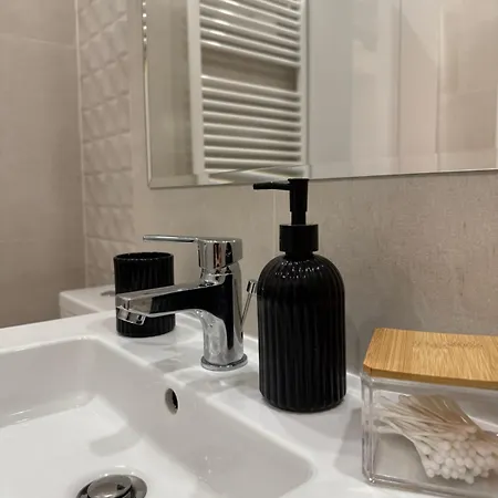 The Green Pine Studio Hils Brauner - Free Parking - Close To Subway Lägenhet